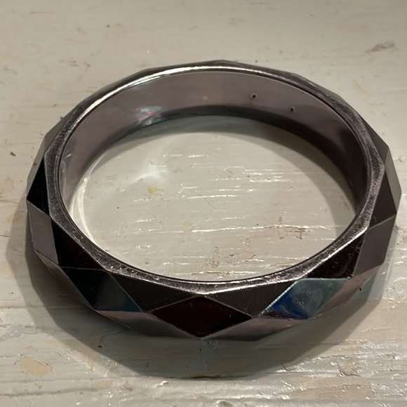 Vintage 7.5” faceted smoky lucite bangle bracelet - Picture 7 of 10